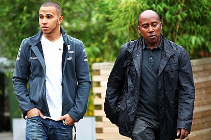 Hamilton habla sobre la relación con su padre y toca su música