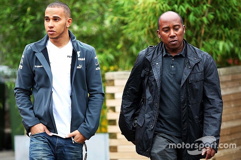 Hamilton habla sobre la relación con su padre y toca su música