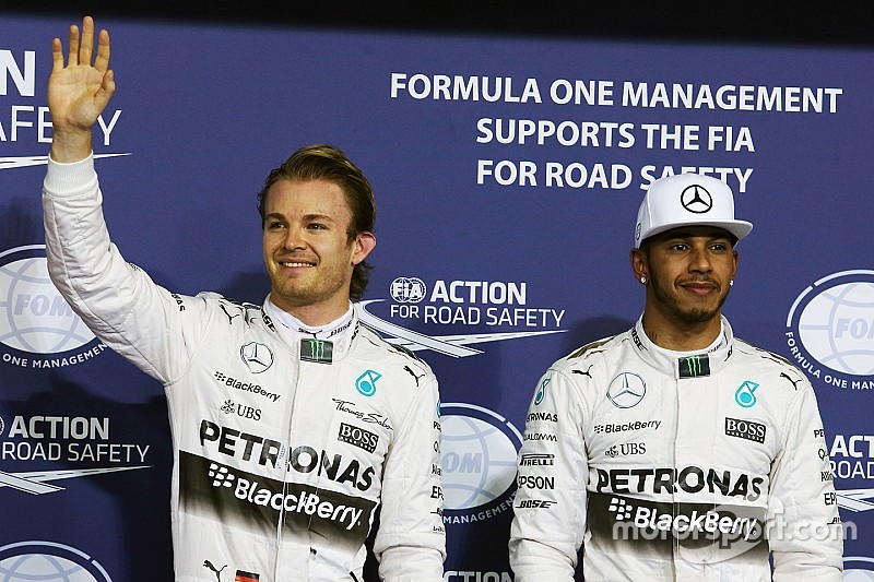Ecclestone se burla de rivalidad Nico-Lewis en tarjeta navideña