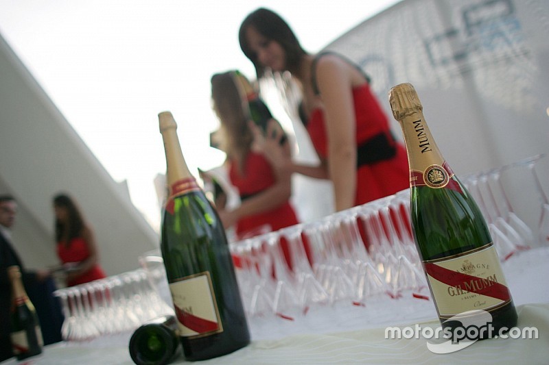 Формула 1 расстается с шампанским Mumm