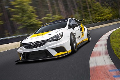 La Opel Astra TCR prosegue il programma di test