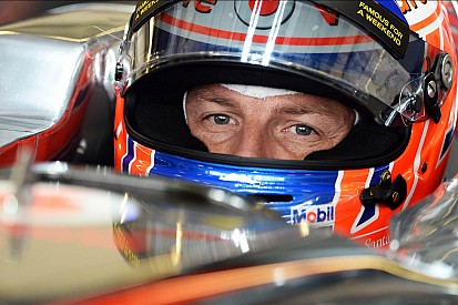 Button laat helm voor zeventiende F1-seizoen zien