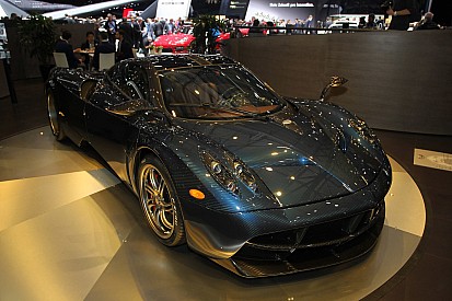 Video: Kun je boodschappen doen in een Pagani Huayra?