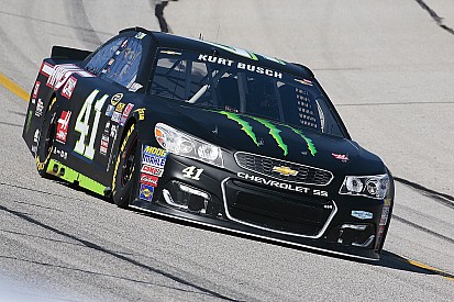 Kurt Busch pakt pole-position in Atlanta na diskwalificatie broer Kyle