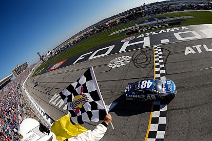 Johnson wint op Atlanta, evenaart record Earnhardt