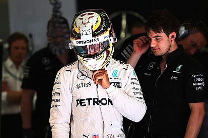 Reprimenda per Hamilton: ha messo la retro in pit lane