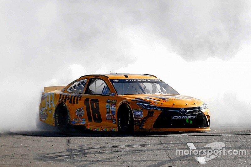 Kyle Busch domineert in Martinsville