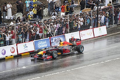 In beeld: Coulthard demonstreert Red Bull F1-wagen in Oman
