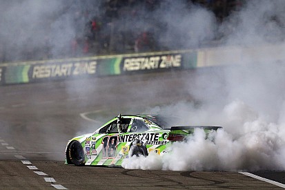 NASCAR: Kyle Busch wint opnieuw, crash met 13 deelnemers (video)