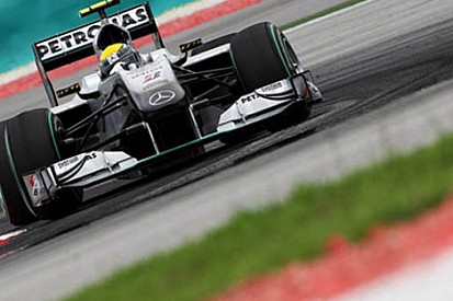Mercedes GP 2010 aracında pes etmiyor