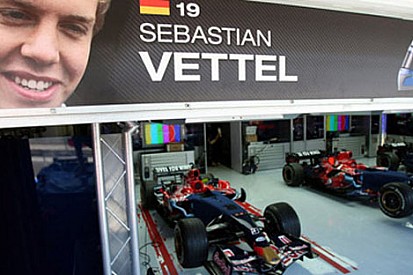 Coulthard koltuğunu Vettel'e bırakmak istiyor