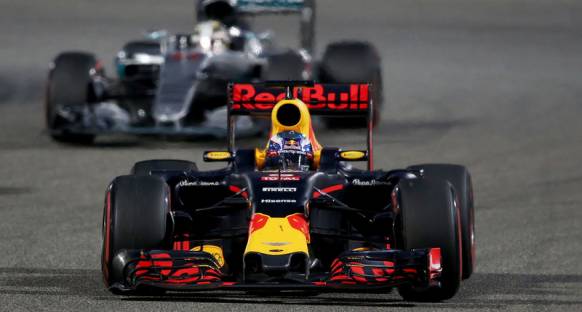 Ricciardo Red Bull'un Mercedes ve Ferrari ile mücadele etme umutlarını yükseltiyor
