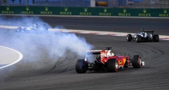 Vettel enjeksiyon sorunu nedeniyle yolda kalmış