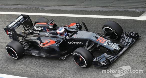 McLaren-Honda tüm özellikleri yeni olan 2016 aracıyla testlere katılıyor