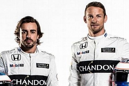 Alonso ve Button MP4-31'in tasarımından etkilenmiş
