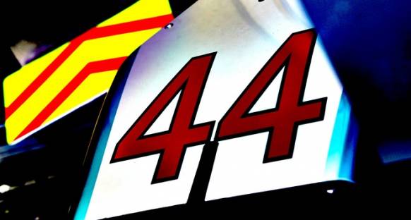 Lewis Hamilton 44 numara ile devam edecek