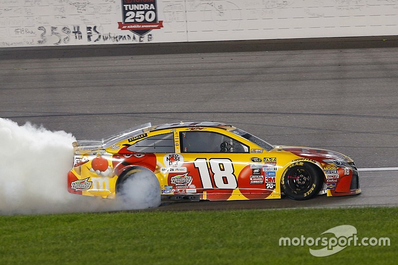 Kyle Busch conquista finalmente la vittoria al Kansas Speedway