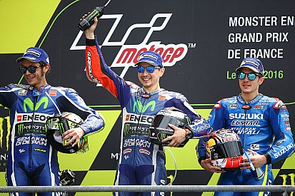 Lorenzo pakt WK-leiding met zege in Franse GP vol crashes