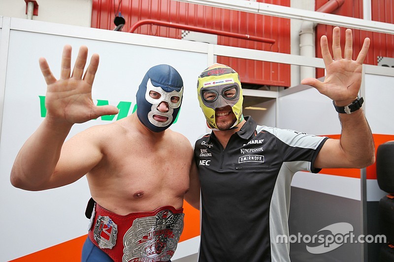 Galería: el Demonio azul visita a Checo Pérez
