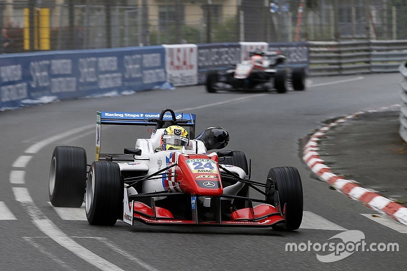 EK F3 Pau: Barnicoat wint Race 1 na mislukte start Stroll