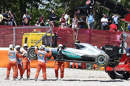 Verstappen ligt tweede na crash Mercedes-coureurs