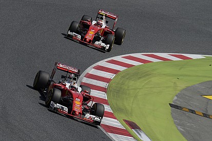 Geen voorkeursbehandeling Raikkonen ondanks voorsprong op Vettel