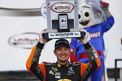 Truex Jr. vence a Logano y logra la pole para Charlotte 600