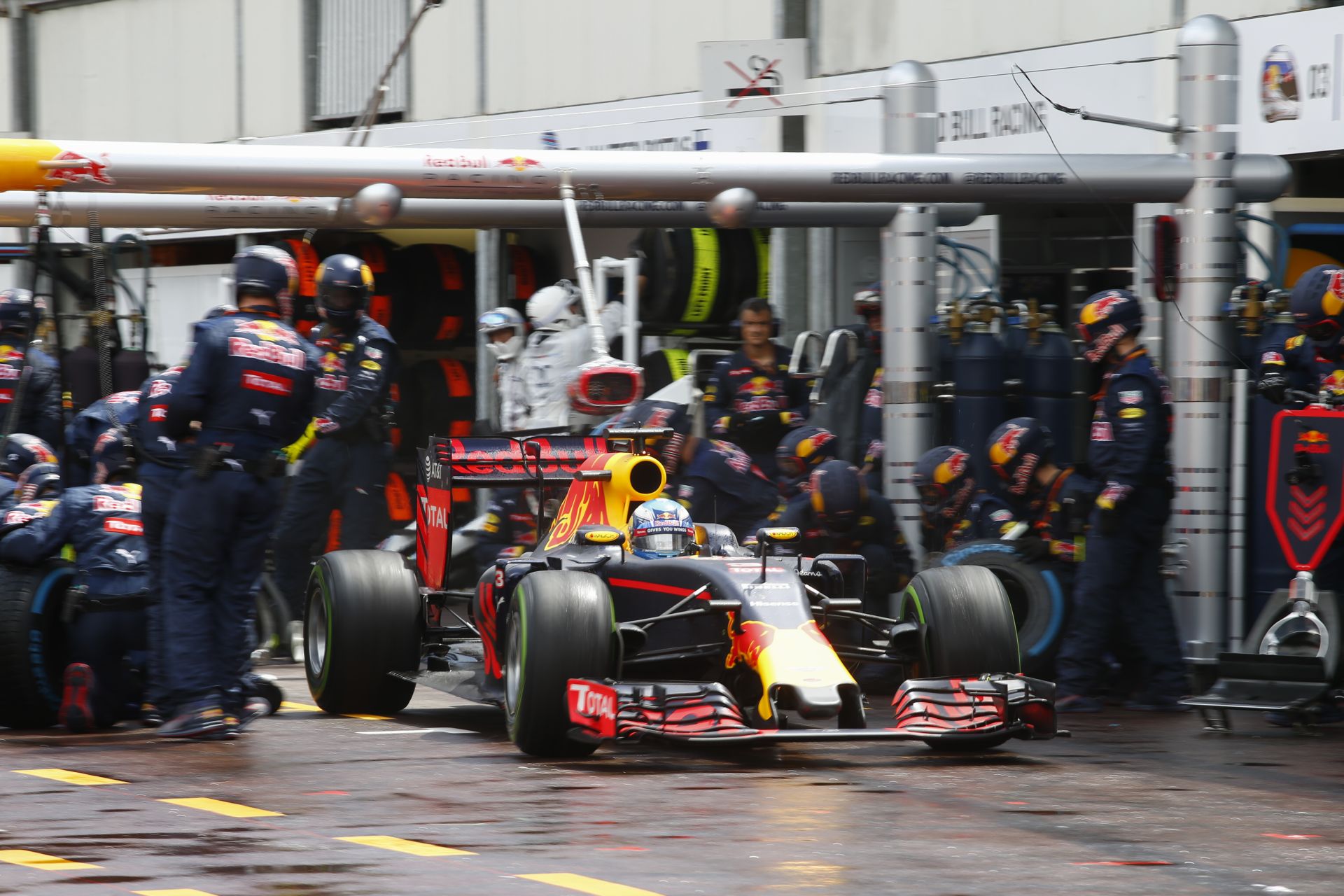 Itt a belsőkamerás nézet, ahogy Ricciardo beáll a bokszba, és csak vár és vár a kerekekre