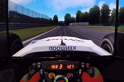 Büntet: McLaren MP4-13 a szimulátoros játékban egy komoly szimulátoros berendezéssel