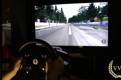 Amikor magával ragad a játék: Fantasztikus élmény egy Ferrari kormánnyal