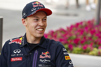 Onboard videó, ahogy Kvyat kétszer is nekimegy Vettelnek: ez hihetetlen