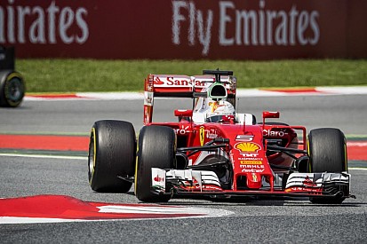 Brutálisan jó kameranézetből Vettel startja Barcelonából: ez már minőség!
