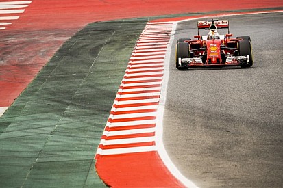 Vettel parádés előzése Sainz ellen Barcelonában: ez már Forma-1!