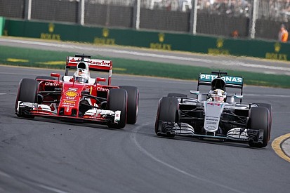Hamilton nem irigyli Vettelt, hogy egy Ferrariban ülhet