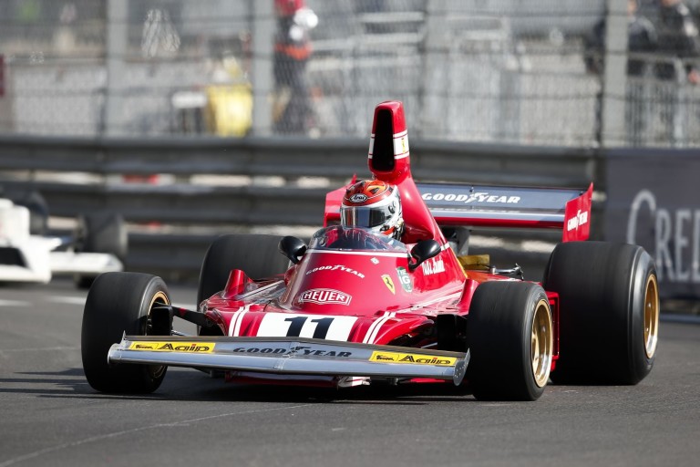 Legendás F1-es versenygépek gurultak pályára Monacóban: micsoda verseny?!