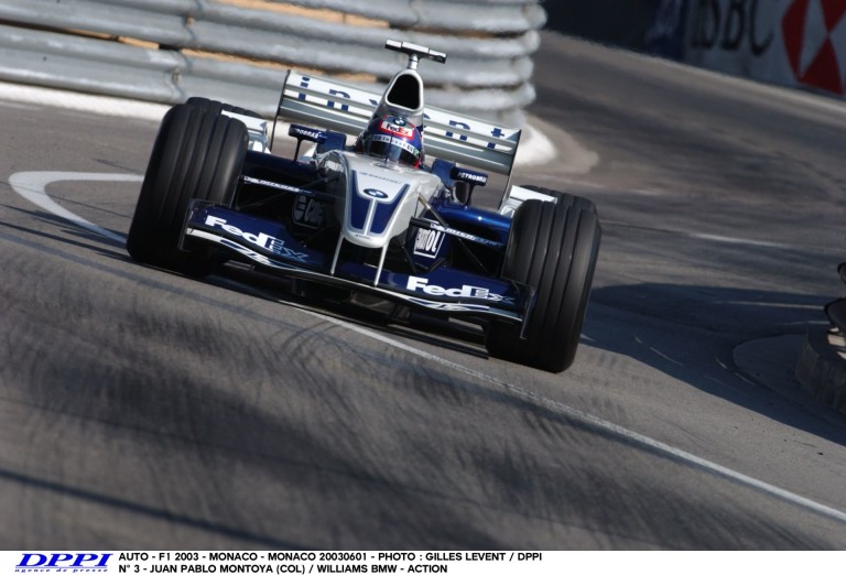 Montoya üldözi R. Schumachert az első helyért Monacóban: 5 percre megkapod a régi F1-et
