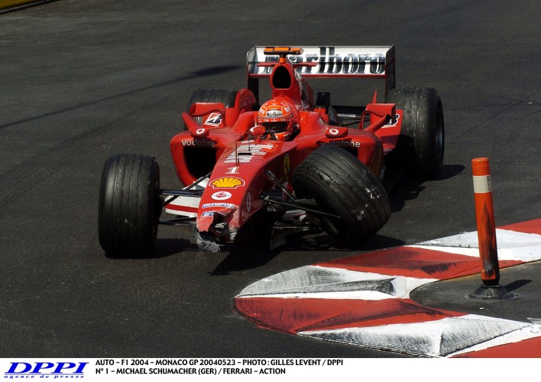 Schumacher és Montoya legendás ütközése Monacóból: dráma a biztonsági autó mögött!