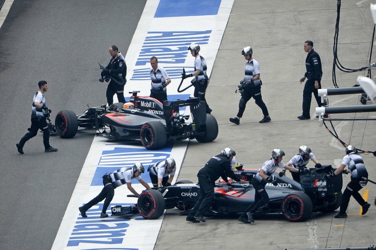 Videón Button centizése a McLarennel Kínában: újabb parádés jelenet