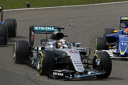 Hamilton szemlélteti, mennyire strapabíró a W05 első szárnya: rááll, és simán bírja