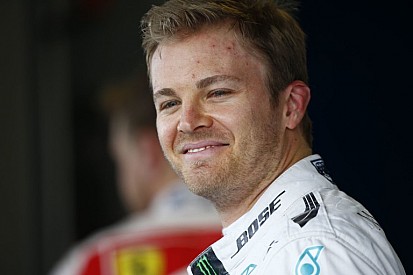Rosberg magányosan az élen: számítottak rá, hogy most messzire lesz a Ferrari