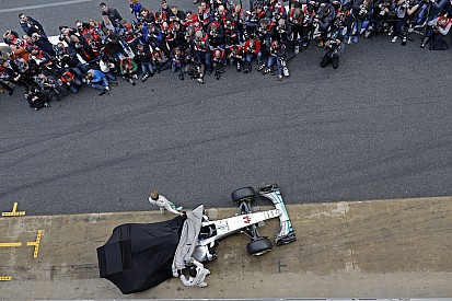 Alonso: a Mercedes külön ligában van, az új időmérő meg maga az őrület