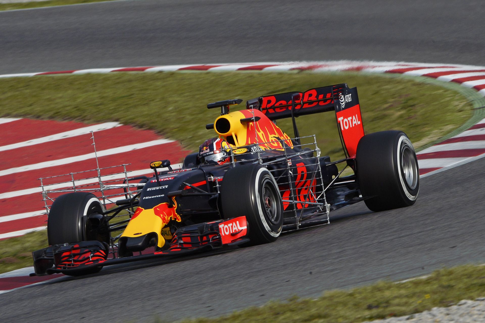 A Red Bull szerint a szezon első felében a Mercedes megfoghatatlan lesz