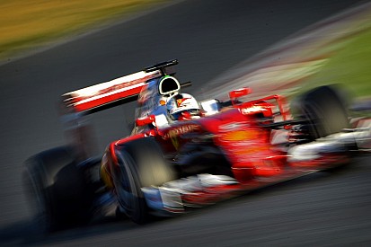 Vettel inkább maradna a belsőégésű motornál – közúton is