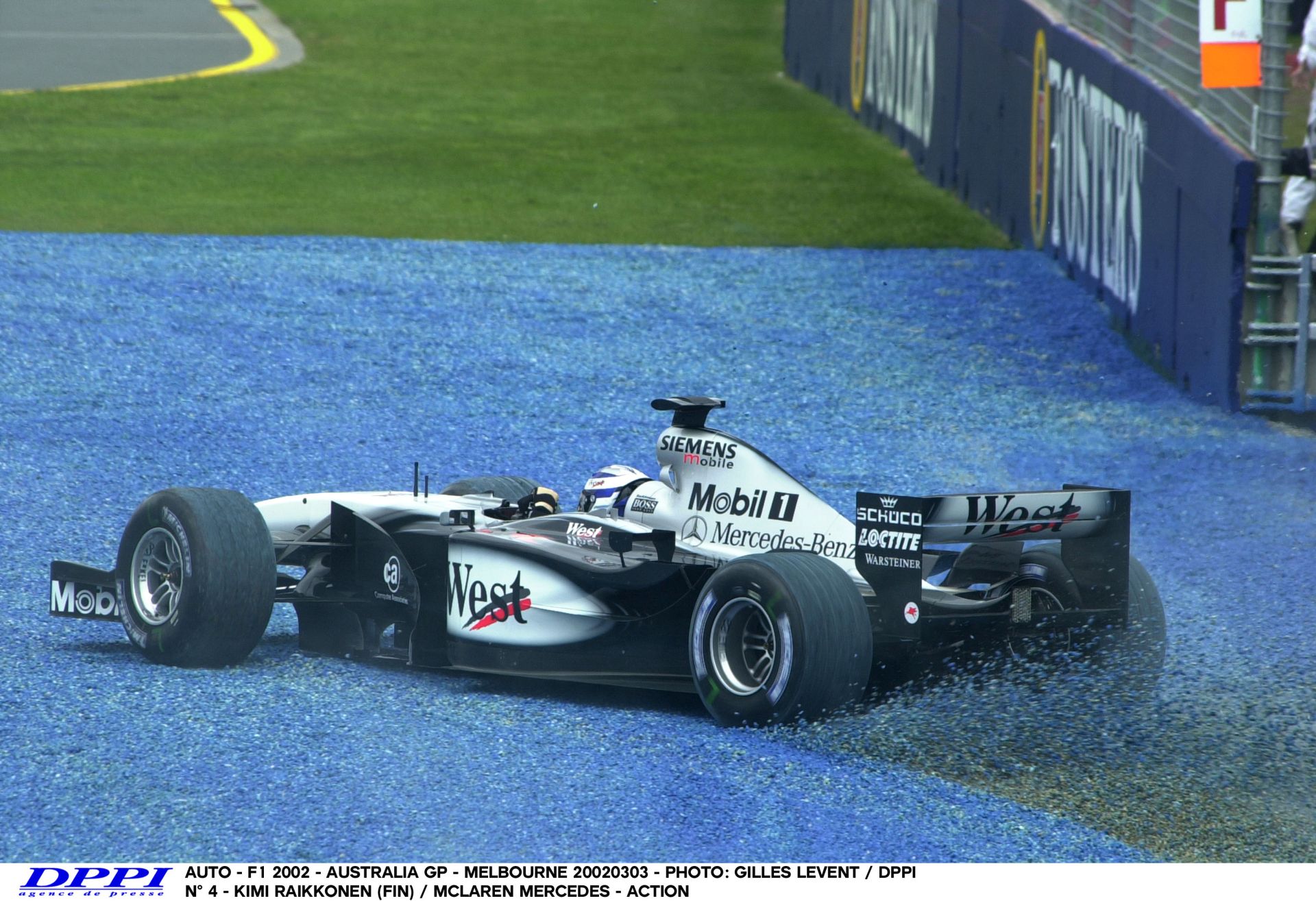 2002-ben még így nyomta neki Raikkönen a McLarennel Melbourne-ben