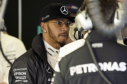 Hamilton nyerte az Ausztrál Nagydíj időmérő edzését Rosberg, Vettel és Raikkönen előtt