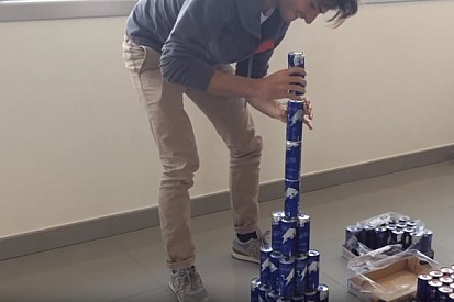 LOL: Verstappen és Sainz Red Bull dobozokból épített felhőkarcolót