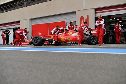 Videón, ahogy a Ferrari először begurul a barcelonai bokszutcába!