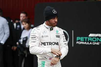 Hamilton már el is rajtolt Barcelonában!