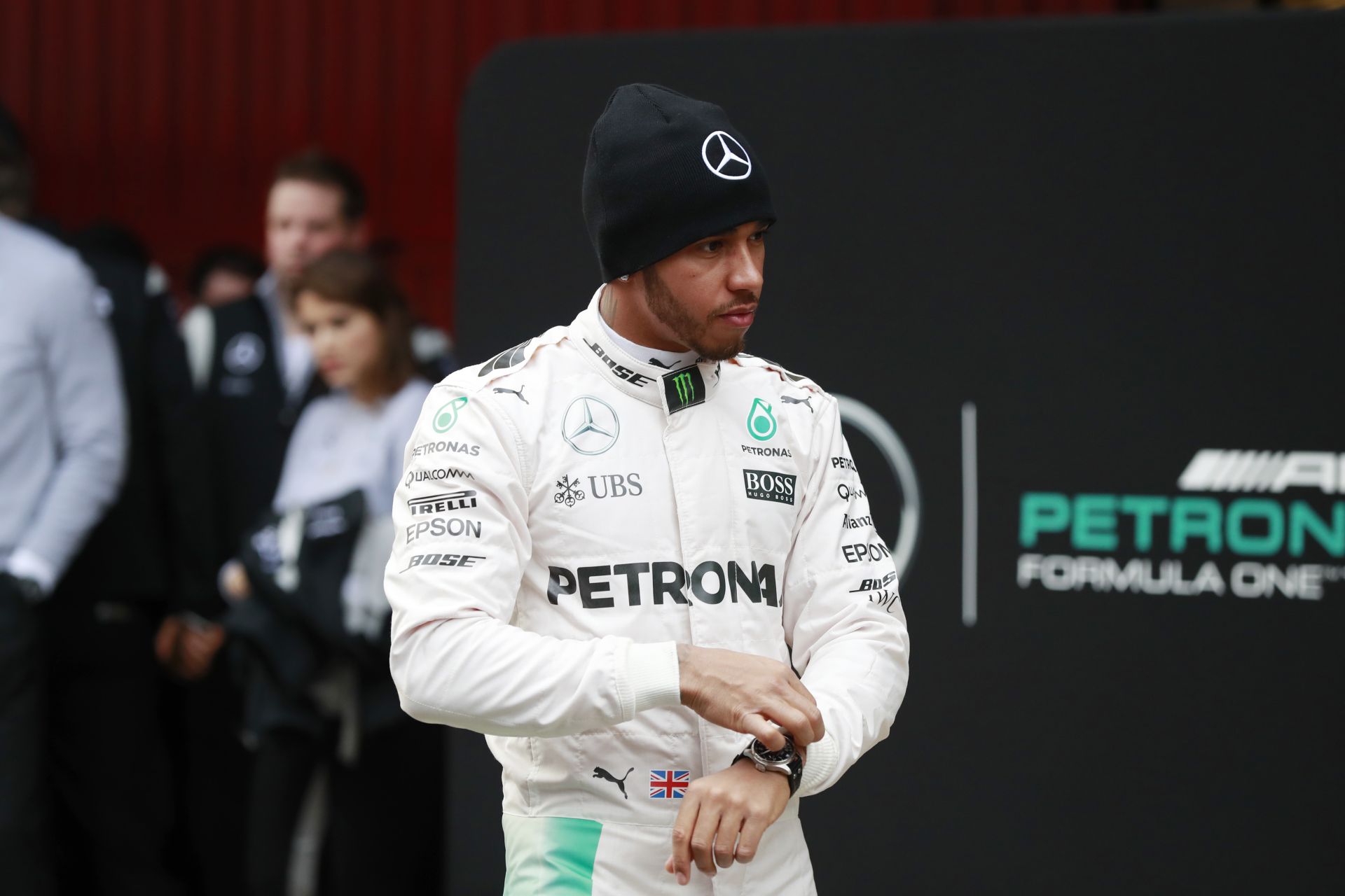 Hamilton már el is rajtolt Barcelonában!