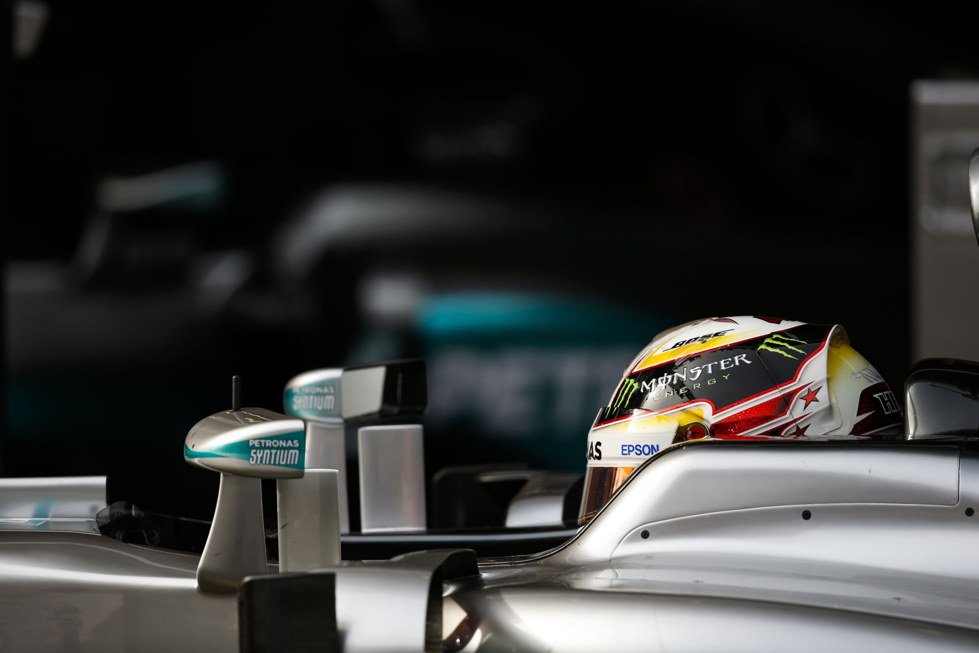 Rengetegen szívják Hamilton vérét, pedig ő az F1 médiaarca: irány Amerika!